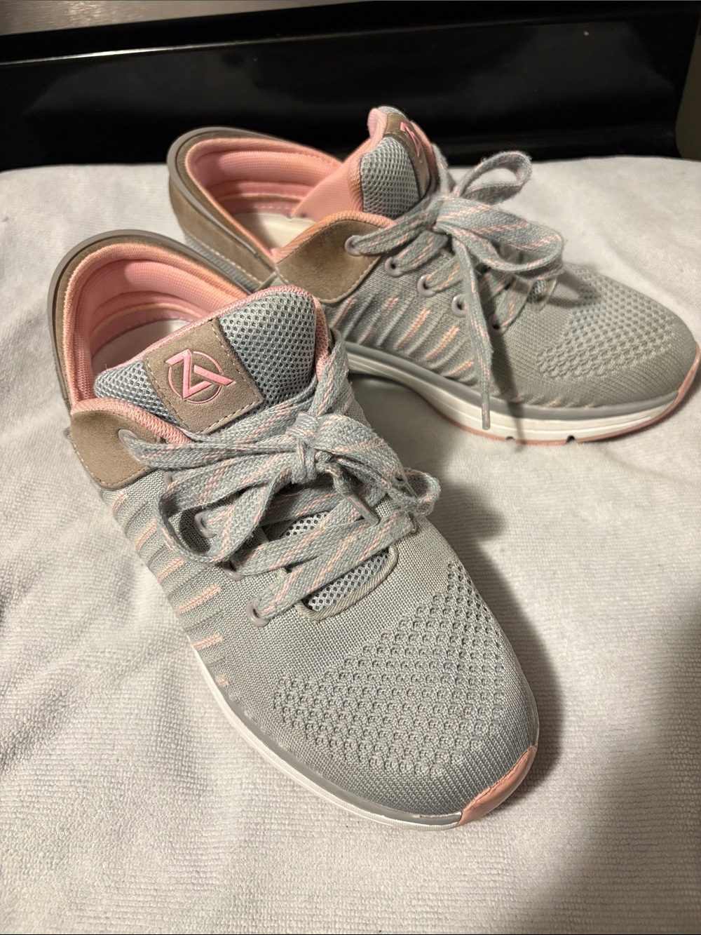 Women’s 8.5 Zeba  Sneakers